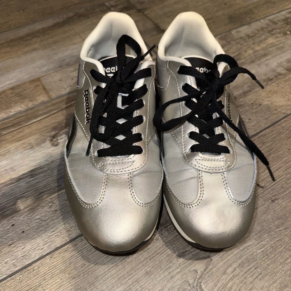 Reebok Silver and Black Sneakers Size 7 Pre-owned
